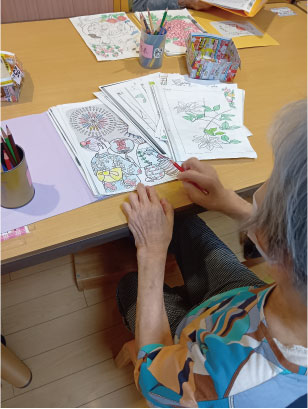 利用者様の塗り絵が上手すぎます